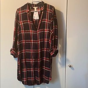 Women’s H&M long plaid top.